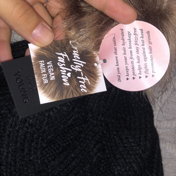 Hat & Scarf Bundle - Picture 4 of 9